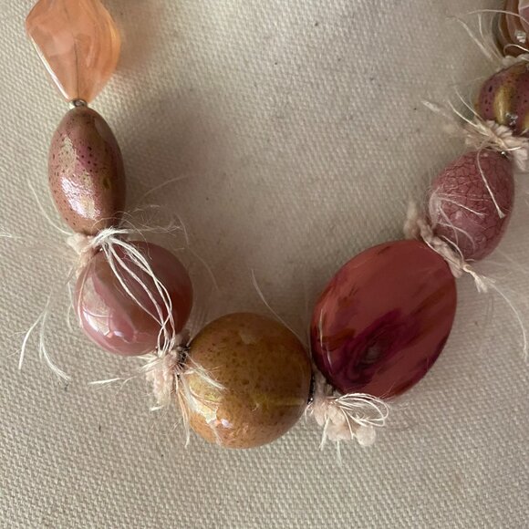 NWT Charming Charlie Y2K Pink Ceramic Beaded Fuzzy Statement Necklace 23" - Picture 4 of 8